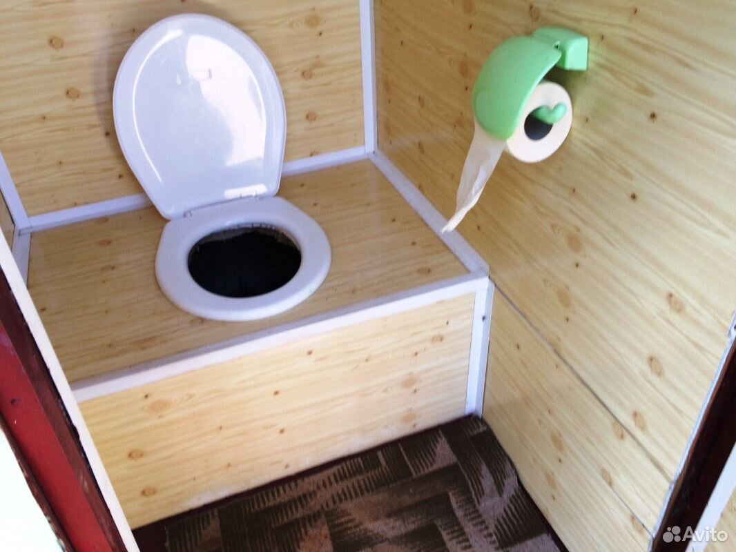 Подиум для унитаза. Подиум для уличного туалета. Туалет на даче с унитазом. Унитаз для дачного туалета. Деревянный стульчак для дачного туалета.