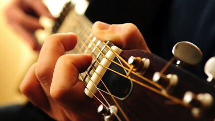 Обучение игре на гитаре и пению