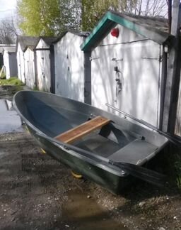 Лодки бу краснодарский край. Маленькая алюминиевая лодка Малютка. Лодки из черного пластика. Лодка пластик б у. Великие Луки пластиковые лодки.