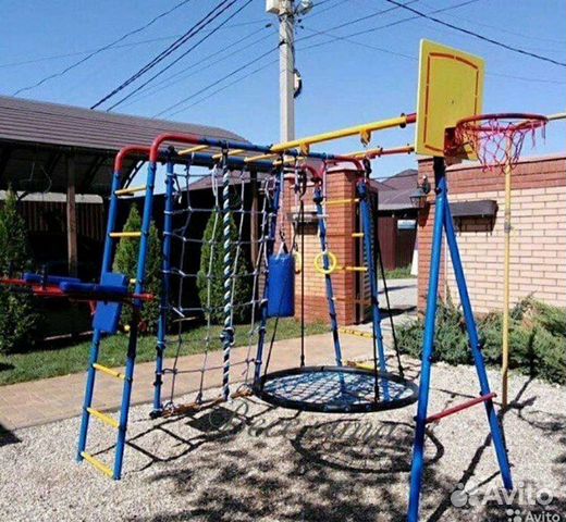 Уличная площадка с качелями гнездо