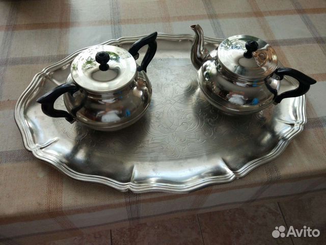 Чайник заварочный, сахарница на подносе