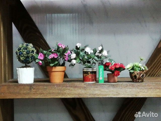 Искусственные цветы в горшке