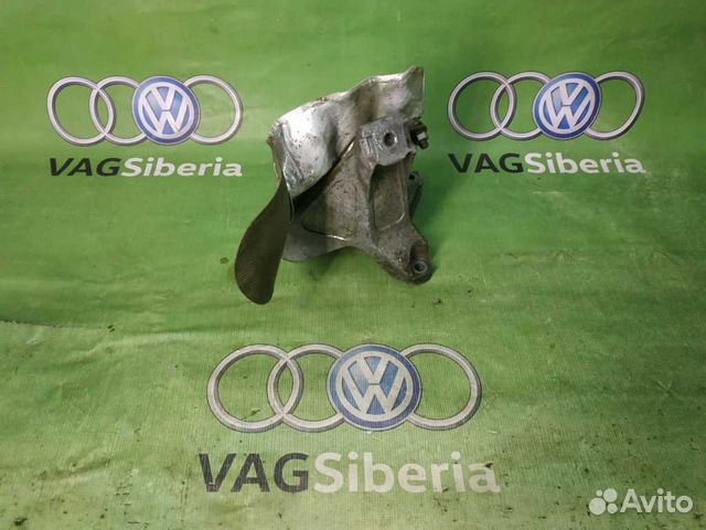 Кронштейн двигателя правый 8E0199308A audi-A4 ALT