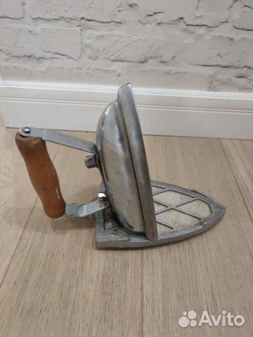 Маленький старинный утюг с подставкой