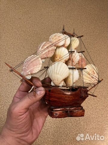Деревянный корабль с ракушками