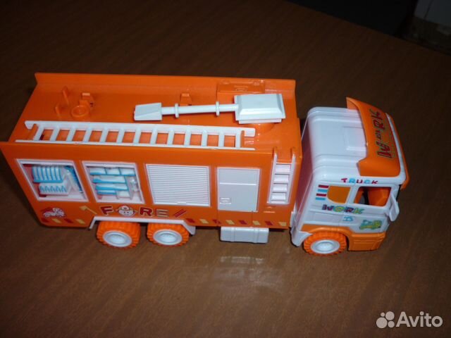 Машина игрушечная пластмассовая