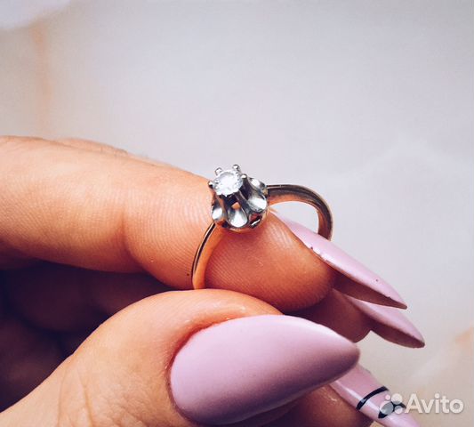 Золотое кольцо с бриллиантом Золотое кольцо с бриллиантом