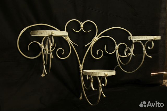 Кованая настенная подставка для цветов