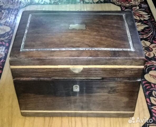 Старая деревянная шкатулка сигаретница