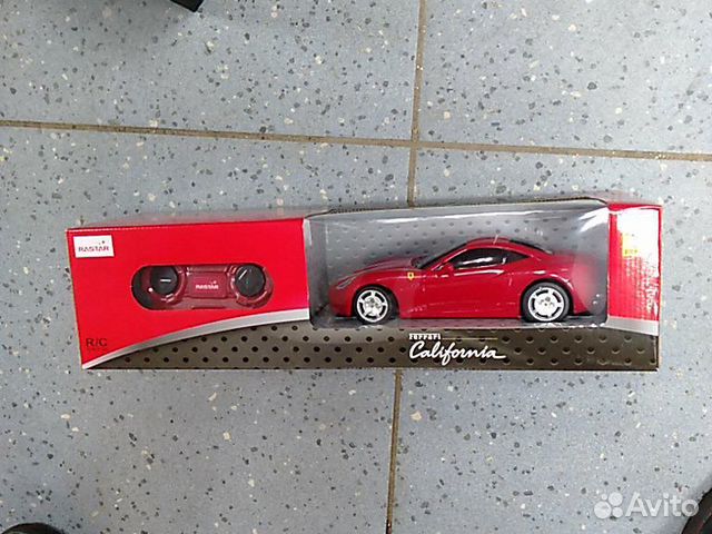 Машина Ferrari California на пульте управления Машина Ferrari California на пульте управления