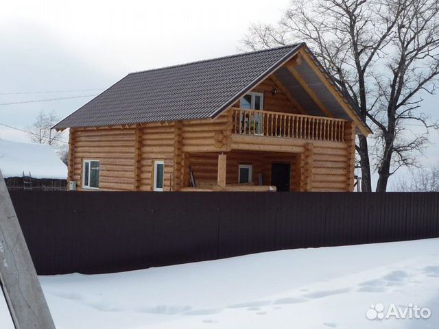 Сруб дома из рубленного бревна. Зимний лес