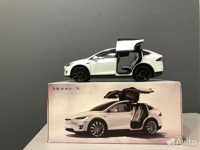 Модель 1:18 электромобиля Tesla Model X Модель 1:18 электромобиля Tesla Model X