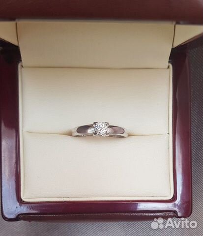 Золотое кольцо с бриллиантом