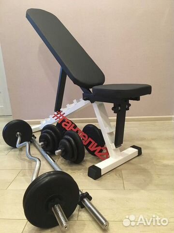 Скамья с гантелями и штангой