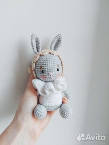 Вязаная игрушка зайка