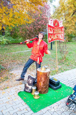 Аниматор-кузнец монетного аттракциона