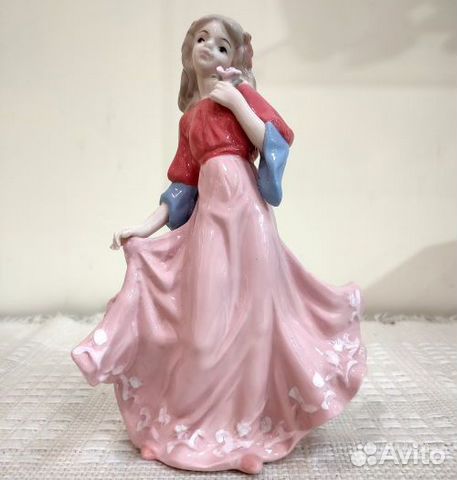 Статуэтка фарфоровая Девушка с цветком