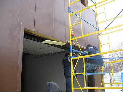 крепление фасонных элементов к сэндвич панелям. проем из сэндвич панелей. узел монтажа оконного блока в сэндвич панель. обрамление проемов сэндвич панелей 120 мм толщиной. сэндвич панели монтажные узлы примыкания к окнам.