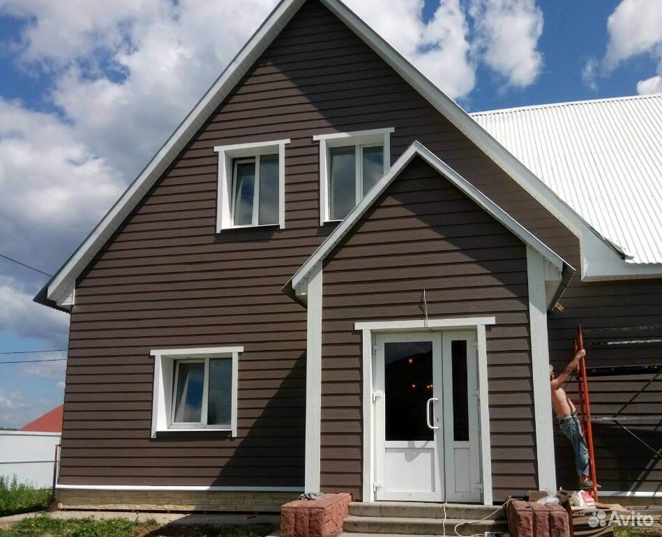 Дом цвет орех с белыми окнами