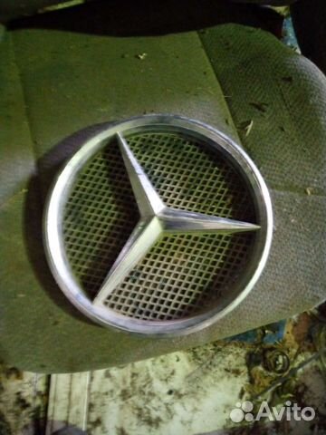 Знак на капот mercedes