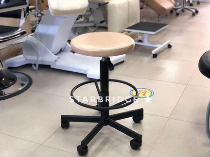 Стул мастера с опорой для ног