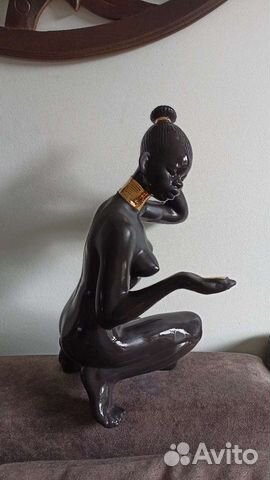 Африканка с зеркалом