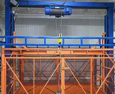 Таль для лифта. Грузовой подъемник лифт шахтный протон. Подъемник в подвал гаража. Лебедка для чердака. Грузовой тельферный подъемник.