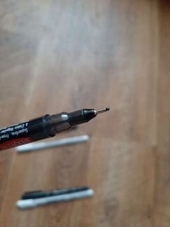 Линер (капилярная ручка) и белая гелевая ручка