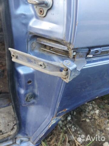 Петля двери на Nissan Serena c23