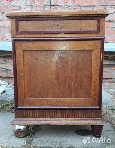Старинная резная деревянная прикроватная тумба