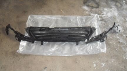 Peugeot 308 t9 2014г решетка бампера верхняя