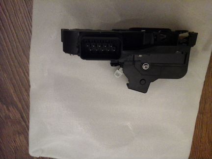 Замок двери задний левый Land Rover Discovery 4