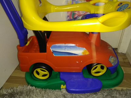 Машинка-каталка с ручкой