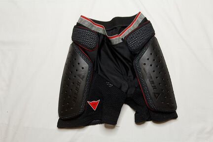 Защитные шорты dainese