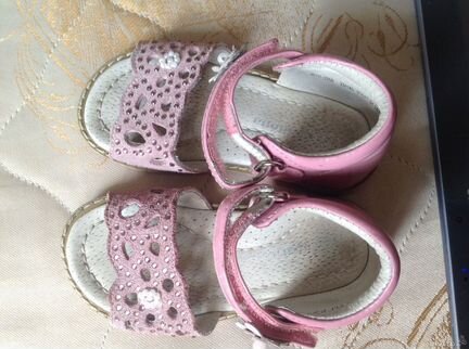 Красивые босоножки(натуральный лак, замша) 23-24р