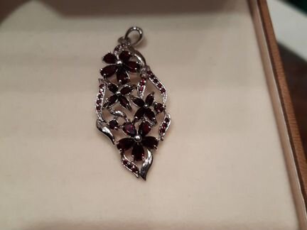 Серебряная подвеска с чешским гранатом