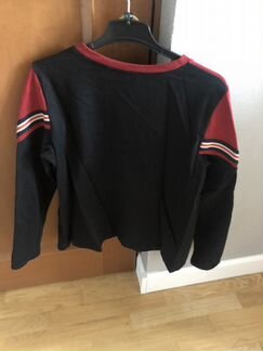 Свитер чёрный с красными вставками