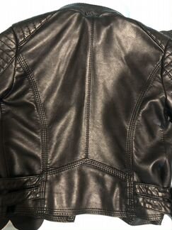 Черная кожаная куртка