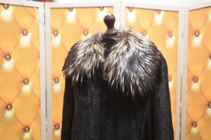 Шуба норковая с воротником из чернобурки