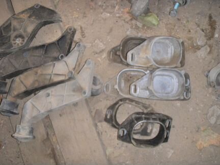 Кронштейны крепления 4цил мотора VW Passat b5