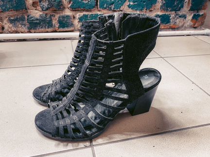 Босоножки чёрные стильные