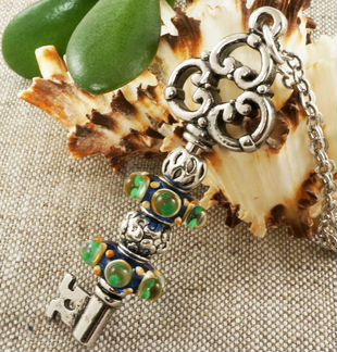 Подвеска Ключ Глазки с шармами лэмпворк