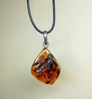 Кулончик янтарный
