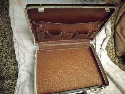 Дипломат запирающийся (с ключом)