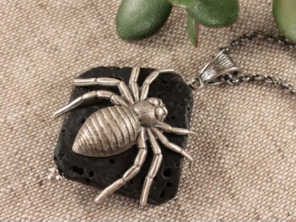 Подвеска Паук на черной лаве