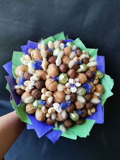 Подарки и букеты из орехов