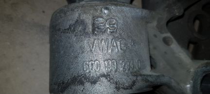 Кронштейн переднего рычага 6Q099293D