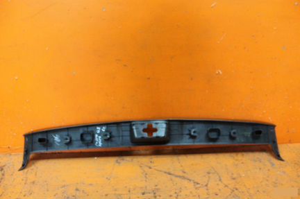 Обшивка панели багажника задняя Mitsubishi Pajero