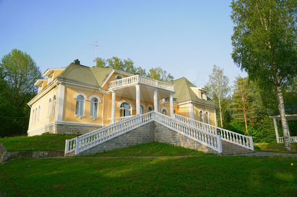 Коттедж 810 м² на участке 90 сот.