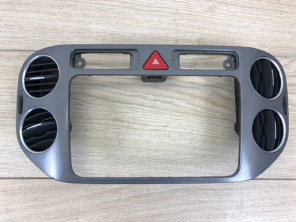 Рамка магнитолы с дефлекторами передняя Vw Tiguan